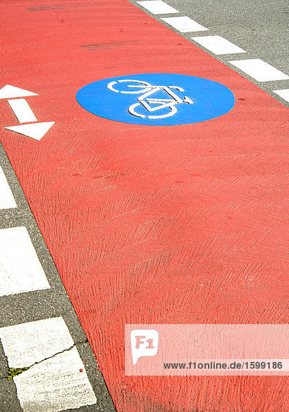 Pfeil und Fahrrad Zeichen auf Straße gemalt