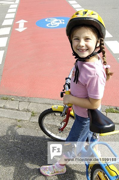 Mädchen auf dem Fahrrad im Helm