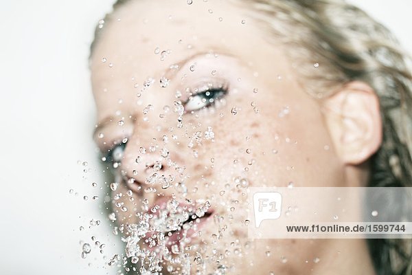 Nahaufnahme des jungen Frau waschen ihr Gesicht