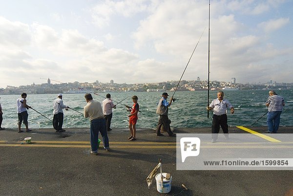 Gruppe von Menschen Angeln in Straits  Bosphorus  Istanbul  Türkei