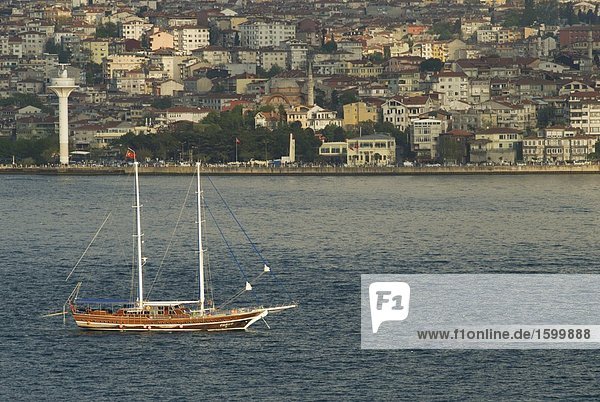 Segelboot in Notlage mit Stadt im Hintergrund  Bosphorus  Istanbul  Türkei