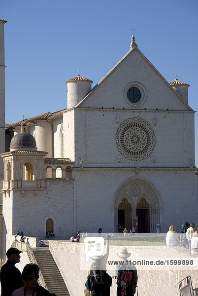 Touristen in der Basilika  Basilika von San Francesco d ' Assisi  Assisi  Perugia Provinz  Umbrien  Italien