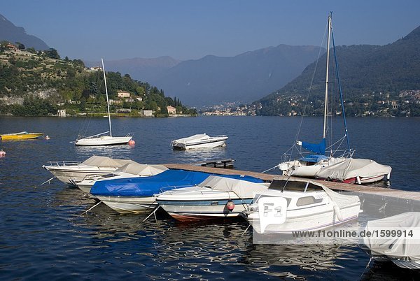 Boote in See mit Stadt im Hintergrund  Comer See  Tremezzo  Como  Lombardei  Italien