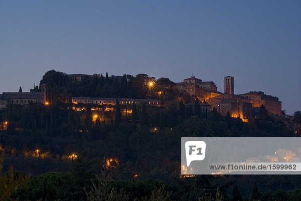 Stadt beleuchtet nachts  Montepulciano  Toskana  Italien