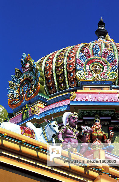 Hohe Schnittansicht der hindu-Tempel gegen klaren blauen Himmel  Mauritius