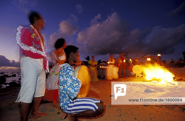Gruppe von Menschen Musik und tanzen um Bonfire  Mauritius