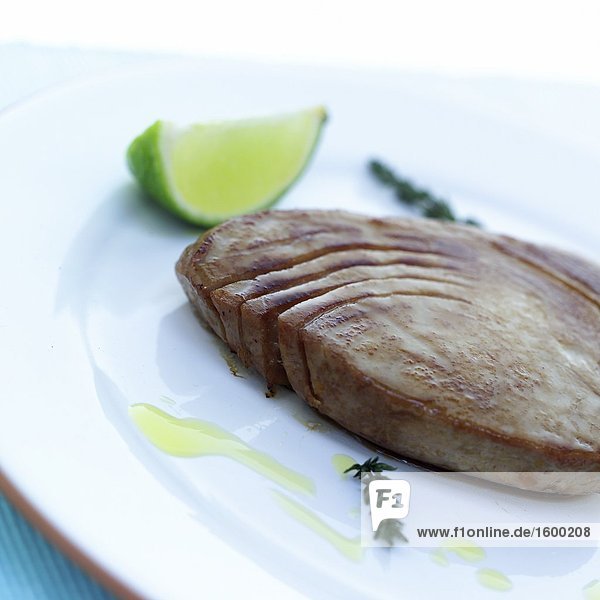 Nahaufnahme der gebratenen Fisch und Lemon Slice auf Platte