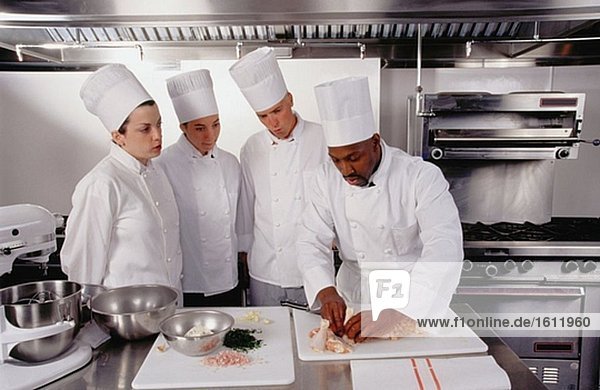 Chef mit Auszubildenden