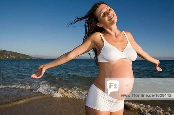 Frau genießen ihre Schwangerschaft