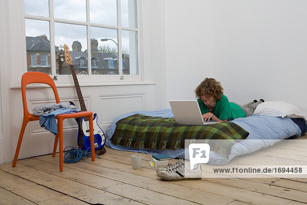 Teenager Junge mit Laptop