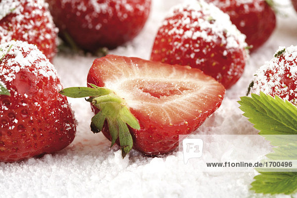 Erdbeeren mit Puderzucker  Nahaufnahme