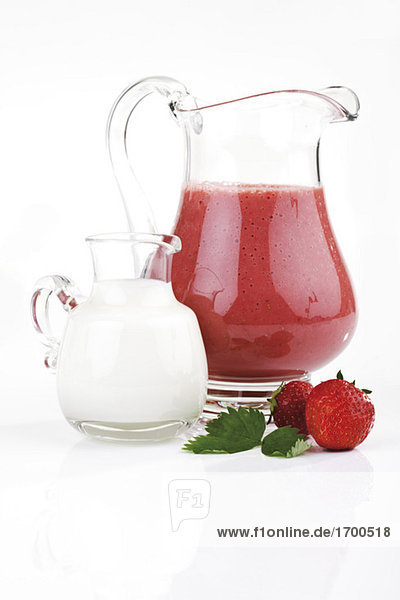 Erdbeersaft und Milch im Glas