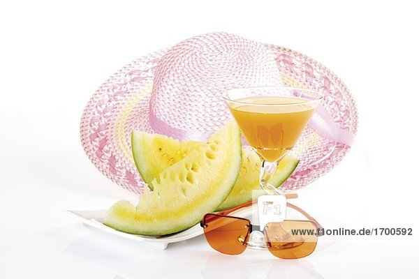 Sommerhut  Sonnenbrille und Getränk  Nahaufnahme