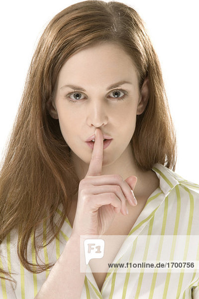 Junge Frau hält Finger an den Lippen  Portrait  Nahaufnahme  Mund