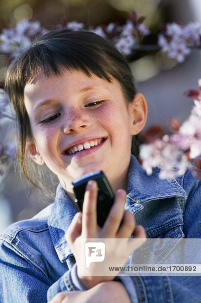 Junges Mädchen (10-11) mit Handy