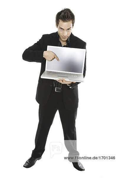 Junger Mann mit Laptop,  Nahaufnahme