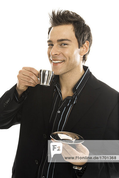 Junger Mann mit Kaffeetasse,  Nahaufnahme