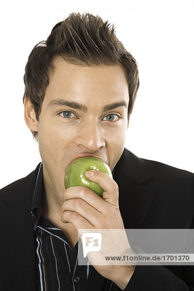 Junger Mann mit grünem Apfel,  Nahaufnahme