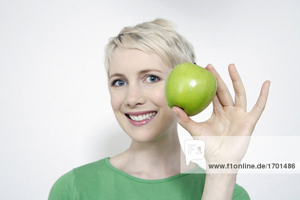 Junge Frau mit grünem Apfel  Portrait