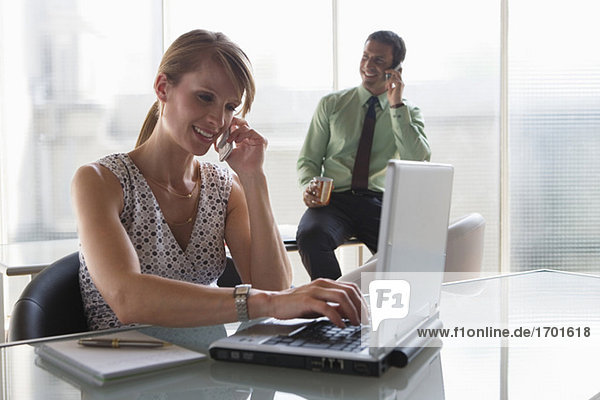 Business  Teamarbeit  Telefonieren und Laptopbenutzung