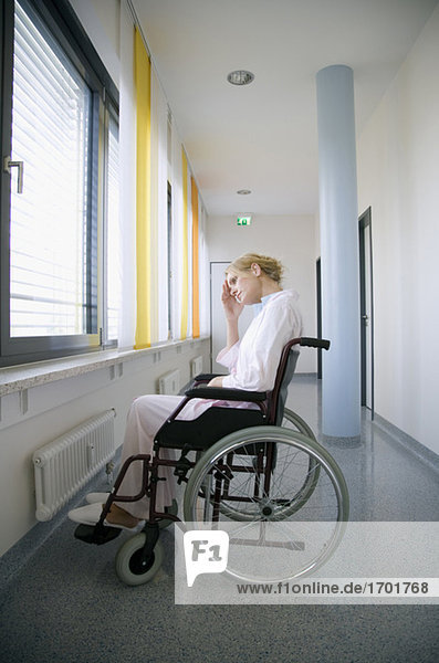 Frau im Rollstuhl sitzend