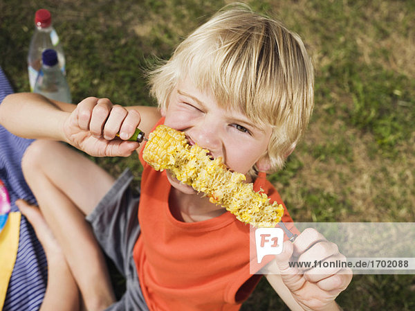 Junge isst Maiskolben  Portrait