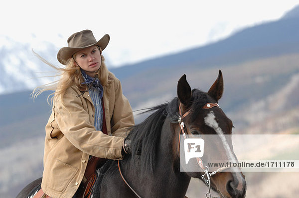 Cowgirl auf einem Pferd