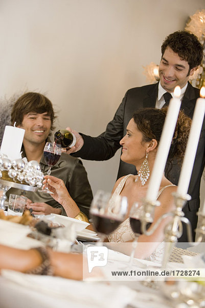 Abendessen Mann Party eingießen einschenken Wein