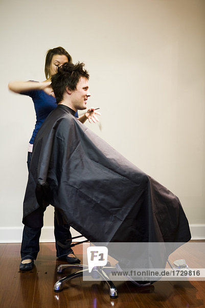 Weibliche Friseursalon Cutting Mannes Haar