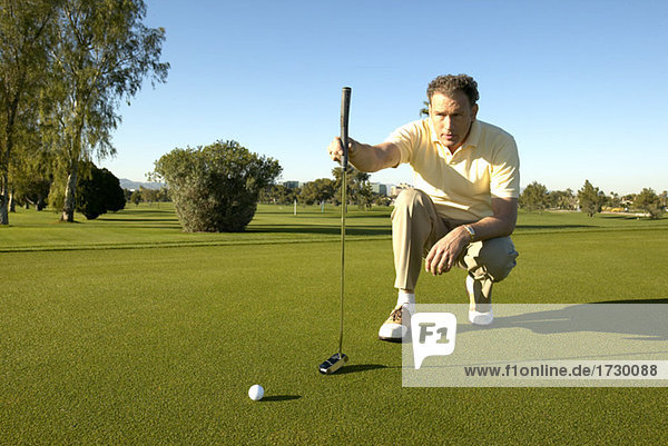 hoch oben Golfspieler schießen