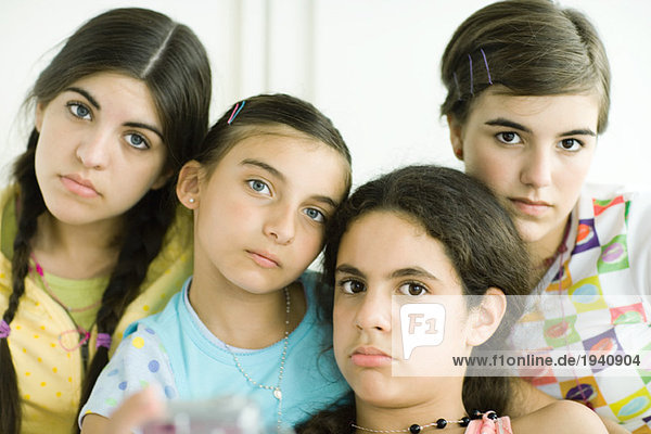 Vier junge Freundinnen  die mürrisch aussehen  Porträt