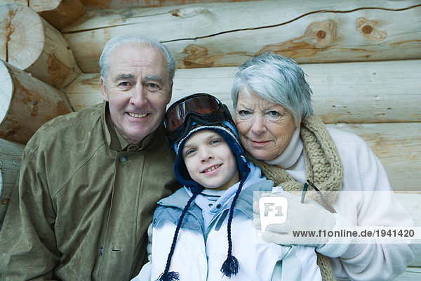 Junge mit Großeltern  Winterkleidung  Portrait