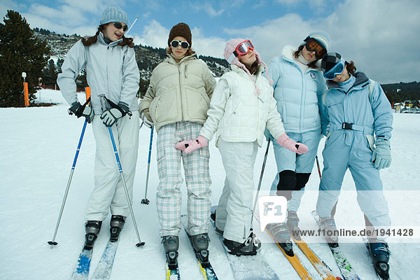 Gruppe junger Skifahrer  volle Länge  Portrait