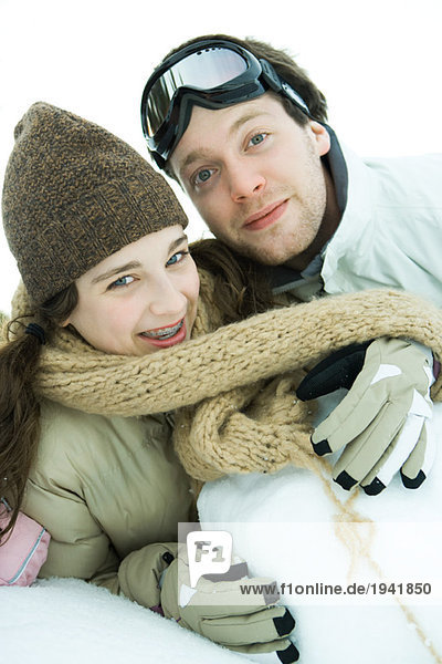 Bruder und Schwester im Schnee  lächelnd vor der Kamera  Porträt