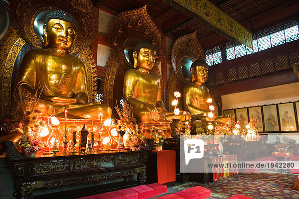 Buddhastatuen im Tempel