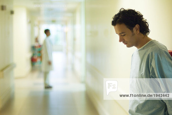 Patient stehend im Krankenhausflur  Blick nach unten  Seitenansicht