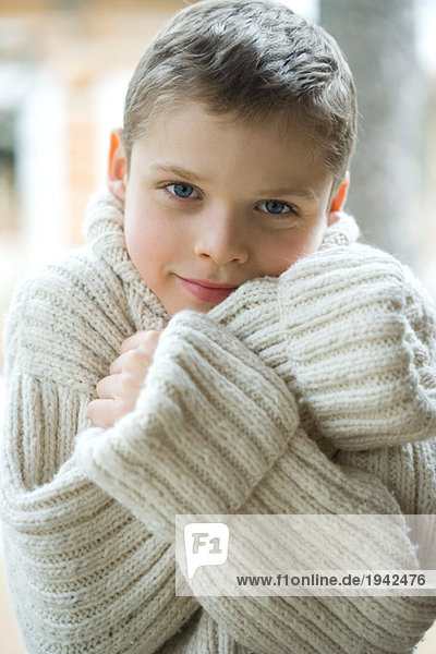 Junge mit dickem Wollpullover  Portrait