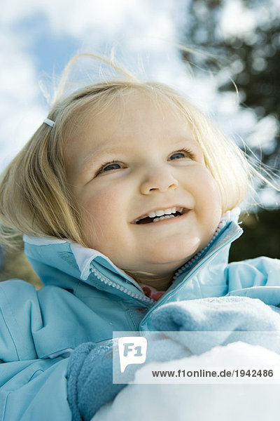 Kleinkind Mädchen im Schnee  Nahaufnahme  Portrait