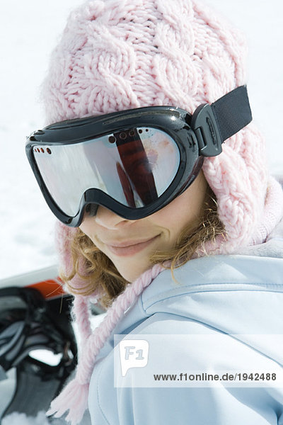 Preteen Mädchen in Skiausrüstung  lächelnd vor der Kamera  Porträt
