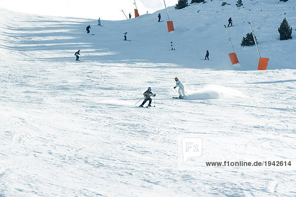 Junge Skifahrer auf der Piste  in der Ferne