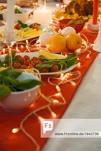 Festlicher Esstisch  Essen  geschmückt mit Weihnachtsbeleuchtung