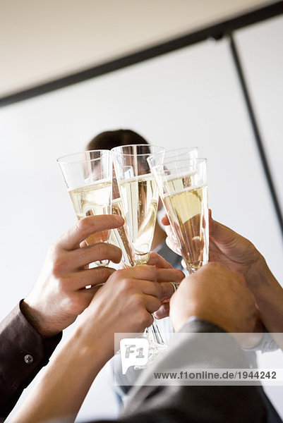 Menschen mit Champagner Toasten