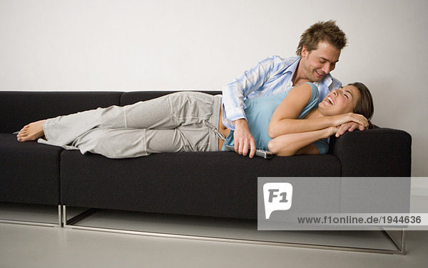 Paar Handauflegen Sofa zusammen