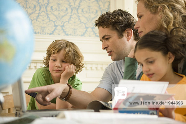 Familie gemeinsam lesen