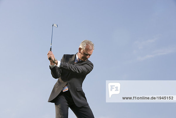 Kaufmann swingenden Golfclub