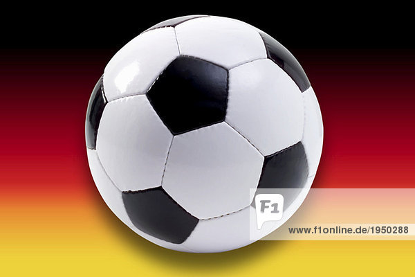 Fußball vor deutscher Flagge  komponierend
