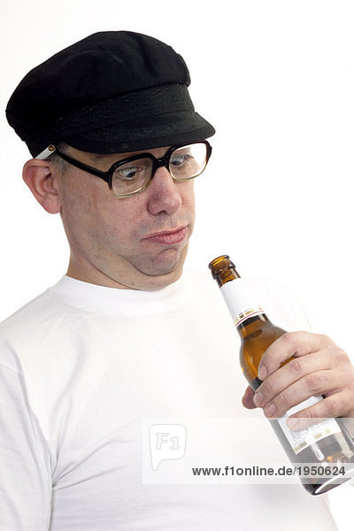 Mann mit Bierflasche