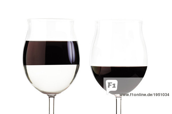 Zwei Gläser mit Rotwein