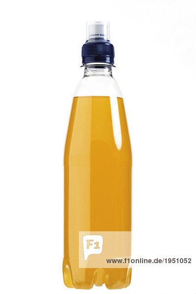Flasche mit orangefarbener Flüssigkeit