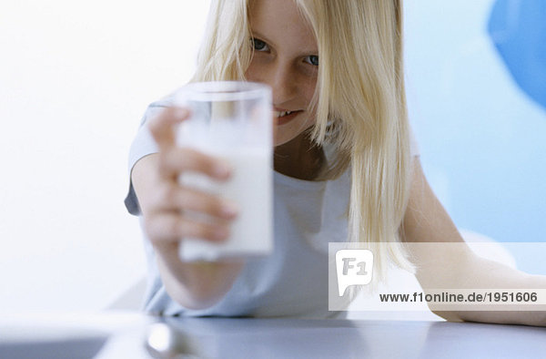 Mädchen mit Milchglas